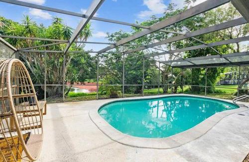 Cypress Gardens House | Cozy Lakefront Home w/Pool -7 mins from Legoland