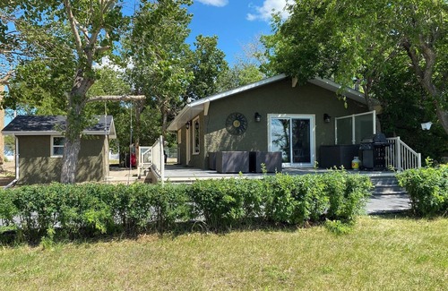 Island View Cottage | Cozy Lakefront Oasis on Last Mountain Lake with your own backyard Putting Green