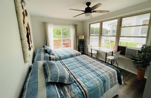 Brooklyn House | Cozy Lakefront Room with Stunning Views