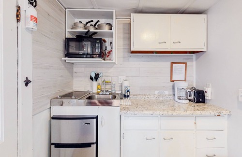Windham Apartment | Cozy lakefront suite with screened-in porch, WiFi, shared firepit & lake access