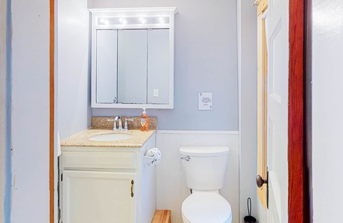 Windham Apartment | Cozy lakefront suite with screened-in porch, WiFi, shared firepit & lake access