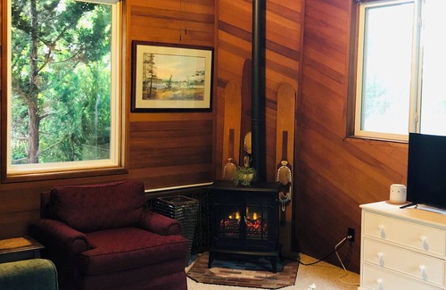 Artondale Apartment | Cozy lakehouse private apartment in 1/2 of house. 5 mins to waterfront.
