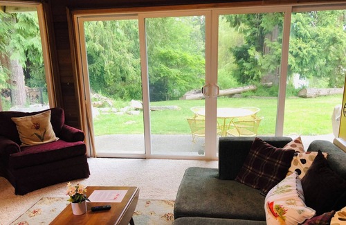 Artondale Apartment | Cozy lakehouse private apartment in 1/2 of house. 5 mins to waterfront.