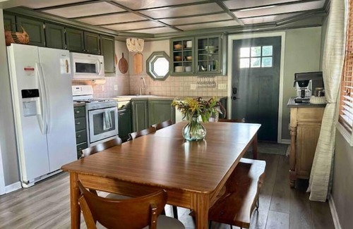 Council Bluffs Cottage | Cozy Lakeside Cottage for Families and Fun Seekers. Game room - Large Soaker Tub
