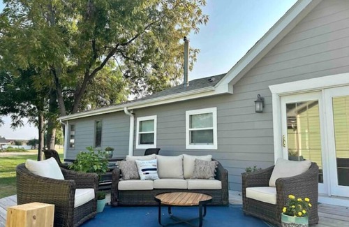Council Bluffs Cottage | Cozy Lakeside Cottage for Families and Fun Seekers. Game room - Large Soaker Tub