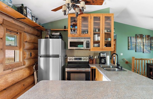 Lindstrom Cabin | Cozy Lakeside Log Cabin With 2 FireplacesnThe Hidden Pines Log Cabin