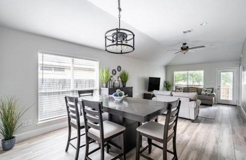 Southside House | Cozy large home near Lackland AFB, Perfect Stay