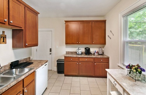 Waukegan House | Cozy, Large Home with 6 Bedrooms Near Naval Base!