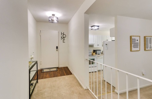 Laurel Condo | Cozy Laurel Condo w/Pool Access ~ 20 Mi to DC!