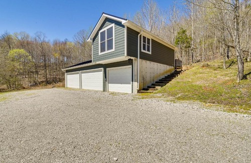 Sharon Grove Apartment | Cozy Lewisburg Getaway with Deck and Lake Access!