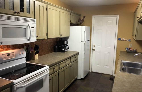 Lexington House | Cozy Lexington 2-Bedroom Ranch House