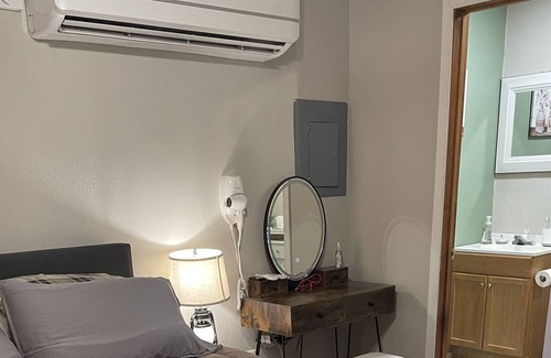 Cotton Center Other | Cozy little Farmhouse located 20 min from Lubbock and 18 min from the airport.