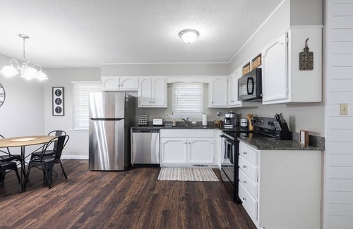 Madison House | Cozy little house in the heart of Madison city nestled in a cul-de-sac with a private backyard