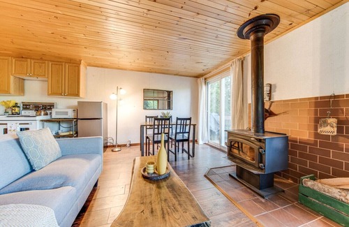 Namur Ski Chalet | Cozy Little Lakefront Cottage with Outdoor Patio