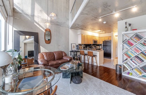 King West Village Condo | Cozy Loft in King West Village with Parking!