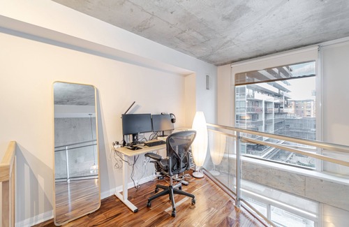 King West Village Condo | Cozy Loft in King West Village with Parking!