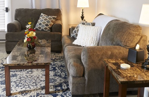 Gordonville Apartment | Cozy Loft w/ outside deck, wicker furniture / minutes to Kitchen Kettle
