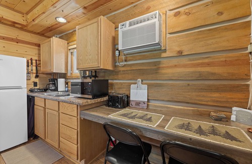Custer Cabin | Cozy Log Cabin near Custer