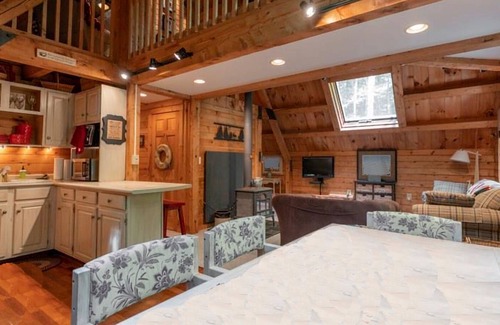 Rome Cabin | Cozy Log Cabin Belgrade Lakes Rome Maine
