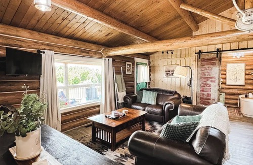 Cochrane Cabin | Cozy Log Cabin Getaway with Scenic Mountain