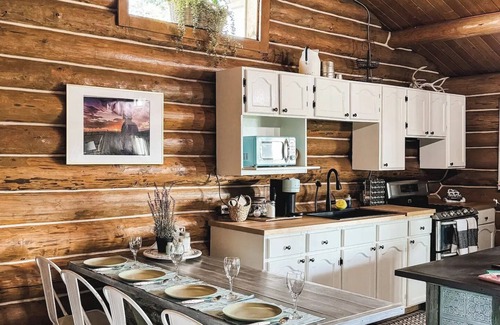 Cochrane Cabin | Cozy Log Cabin Getaway with Scenic Mountain