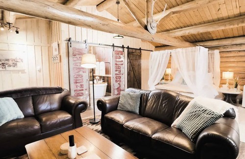 Cochrane Cabin | Cozy Log Cabin Getaway with Scenic Mountain