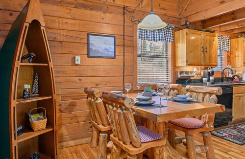 Sevierville Cabin | Cozy Log Cabin-Hot Tub-Fire-Pit-Pond-CLEAN-Dollywood-Soaky Water Park-Dollywood
