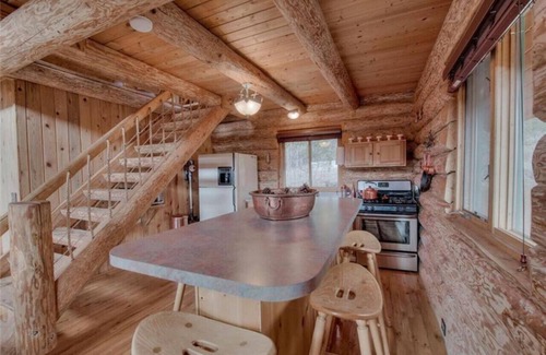 Indian Mountain Cabin | Cozy Log Cabin Loft w/Hot Tub on 5 wooded acres
