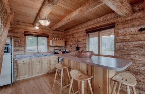 Indian Mountain Cabin | Cozy Log Cabin Loft w/Hot Tub on 5 wooded acres