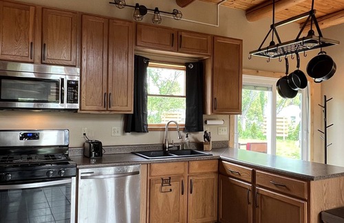 Portage Cabin | Cozy Log Cabin Near Indiana Dunes & Lake Michigan!