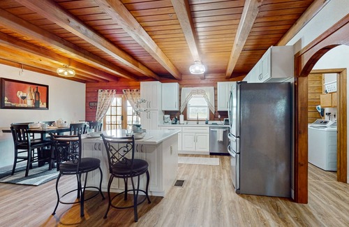 Groveland House | Cozy log cabin, waterfront views, firepit, wifi, loft, TV, dog-friendly, A/C