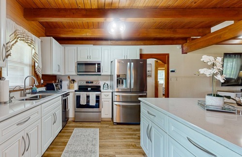 Groveland House | Cozy log cabin, waterfront views, firepit, wifi, loft, TV, dog-friendly, A/C