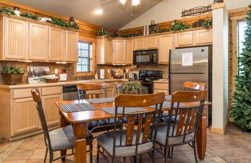 Branson Theater District Cabin | Cozy Log Cabin1 Level - Great for Summer Families (2 Masters) ALL TAXES PAID!