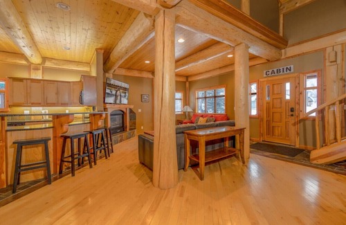 East Kootenay Ski Chalet | Cozy Log Home Hot tub Short Flat Walk to Lifts