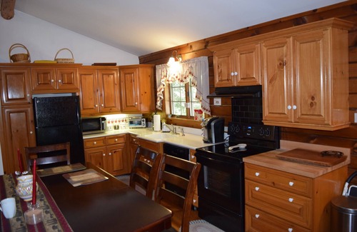 Saranac Lake House | Cozy log home nestled in the beautiful Adirondacks