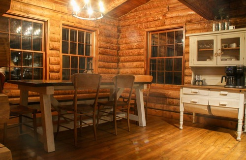 Flora House | Cozy Log Home on a Scenic Alpaca Farm