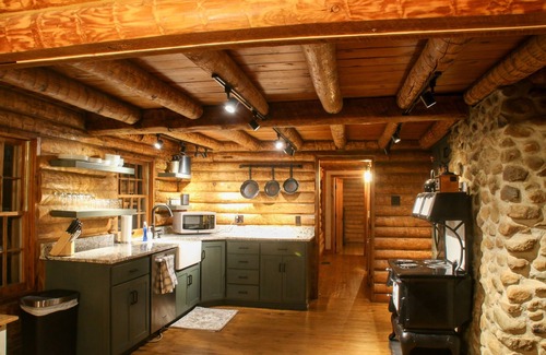 Flora House | Cozy Log Home on a Scenic Alpaca Farm