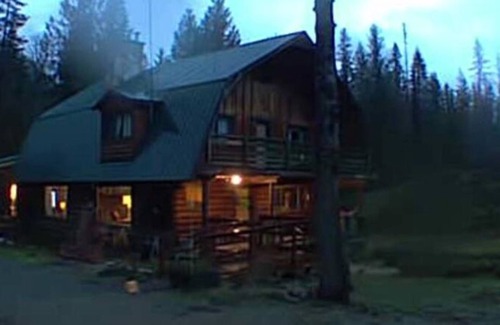 Salmo House | Cozy Log House on Private Acreage 20 Minutes from Nelson.