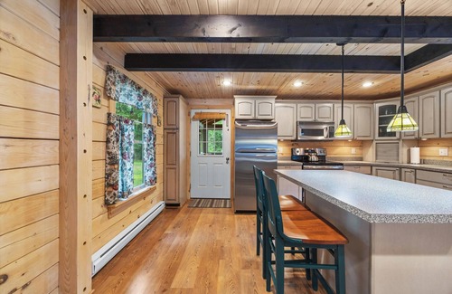Penobscot Cabin | Cozy log house with waterfront access