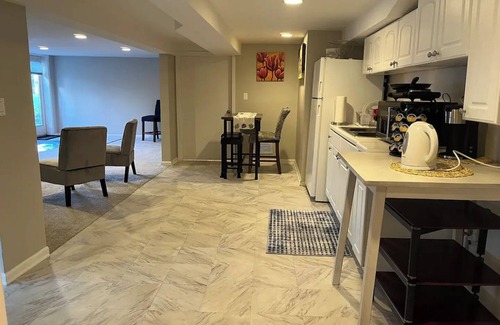 West Chicago Apartment | Cozy lower level apartment