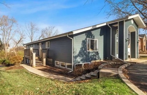 West Chicago Apartment | Cozy lower level apartment