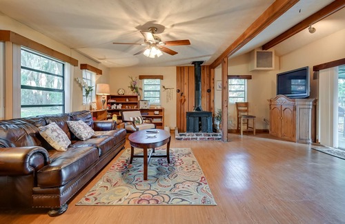 Lake Brant Cottage | Cozy Lutz Vacation Rental w/ Lake Access