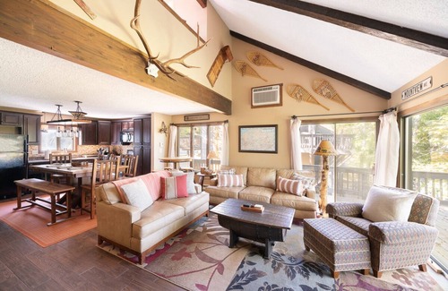 Village at Camelback House | Cozy Lux Poconos Mountain Cabin on Camelback Mountain Near Outlets & Waterparks.
