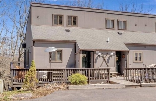Village at Camelback House | Cozy Lux Poconos Mountain Cabin on Camelback Mountain Near Outlets & Waterparks.
