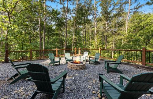 Broken Bow House | Cozy Luxe Cabin Hot Tub plus Firepit