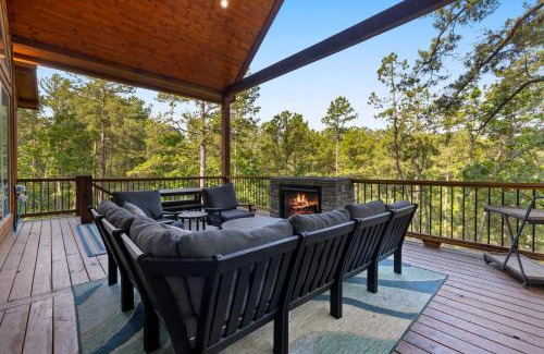 Broken Bow House | Cozy Luxe Cabin Hot Tub plus Firepit