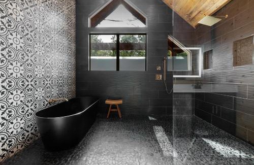 Broken Bow House | Cozy Luxe Cabin Hot Tub plus Firepit