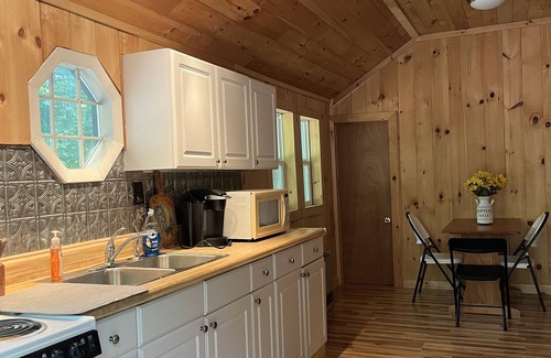 Kents Hill Cabin | Cozy Maine Cottage-A Nature Escape by the lake