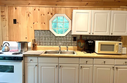 Kents Hill Cabin | Cozy Maine Cottage-A Nature Escape by the lake