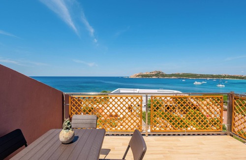 Santa Reparata House | Cozy Mansard Apartment “Sul Mare a Santa Teresa” with Wi-Fi, Sea View, Terrace & Garden